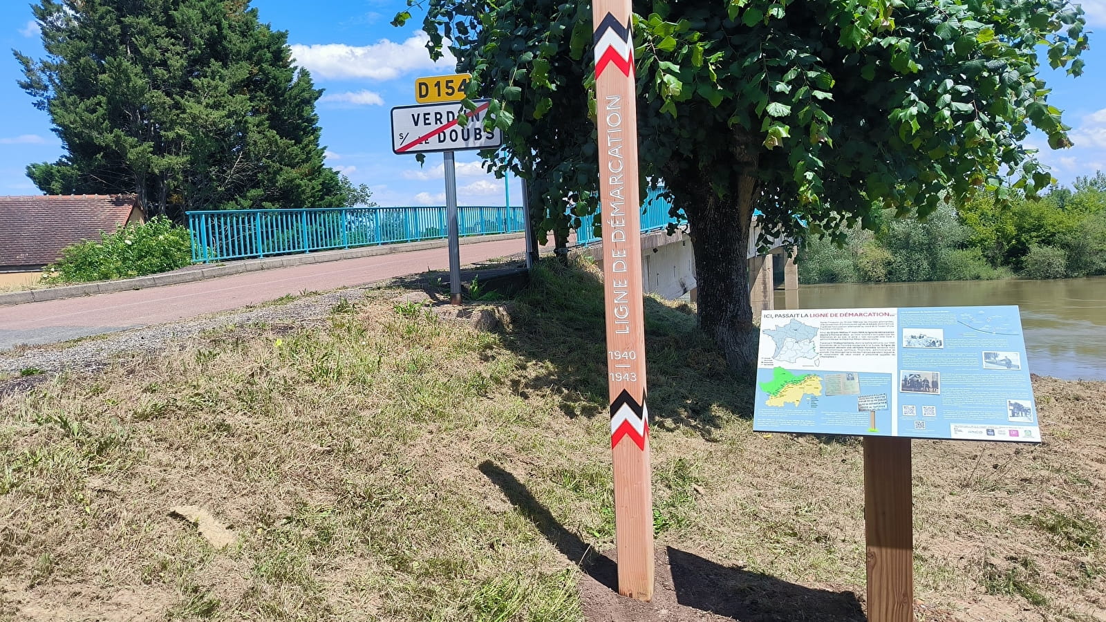 Ligne de démarcation - ancien poste de contrôle allemand - Poteau-pupitre