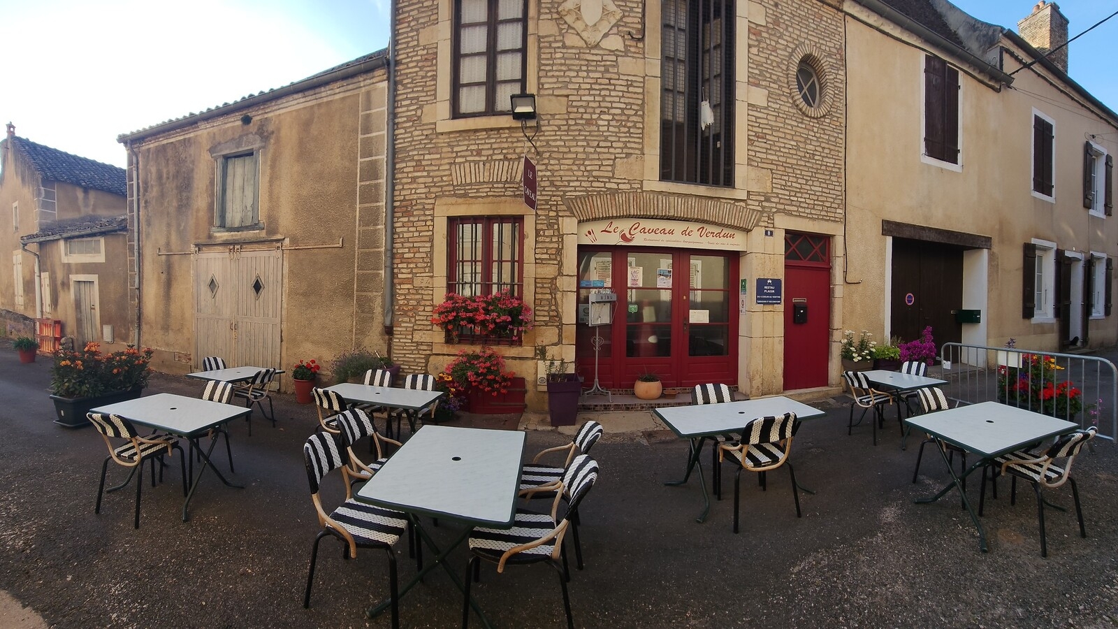 Le Caveau